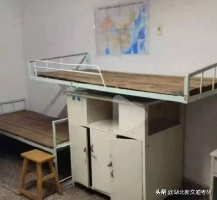 高校“最简陋”研究生宿舍上热搜！网友：叙利亚风上床下桌