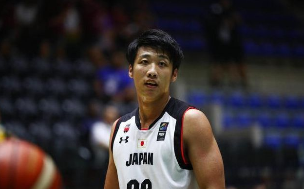 日本队有多少归化球员(男篮悬了！日本5名NBA球员，中国2米11大中锋也被韩国归化)