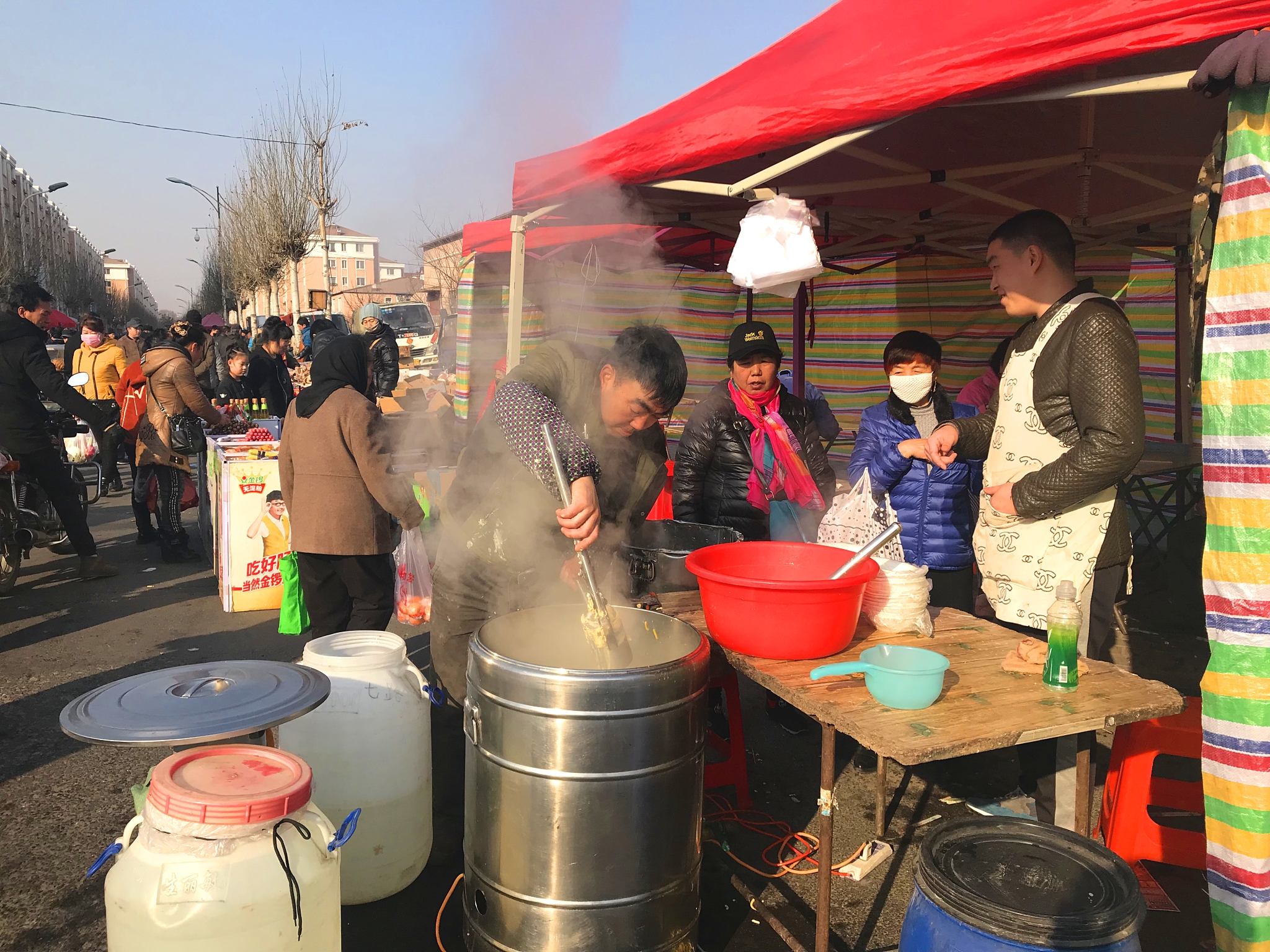 佳木斯羽绒服定做(佳木斯郊区的马市大集，看看东北的大集啥模样？)