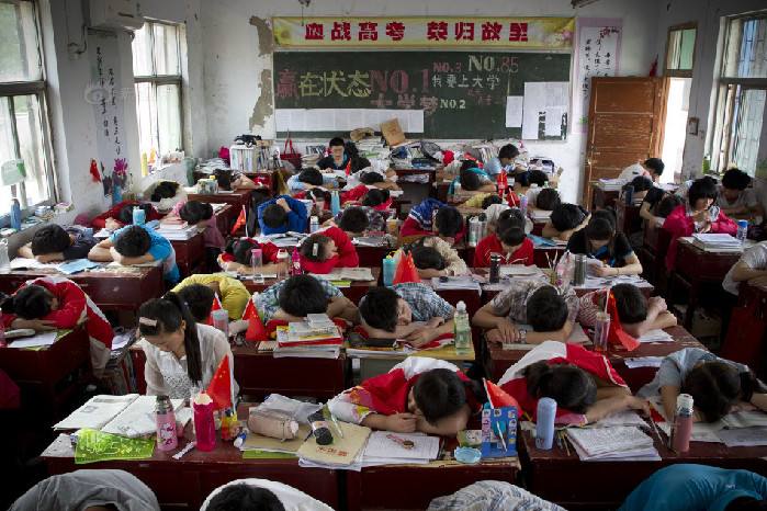 《学习的背叛》：韩国高考众生相，压力超大