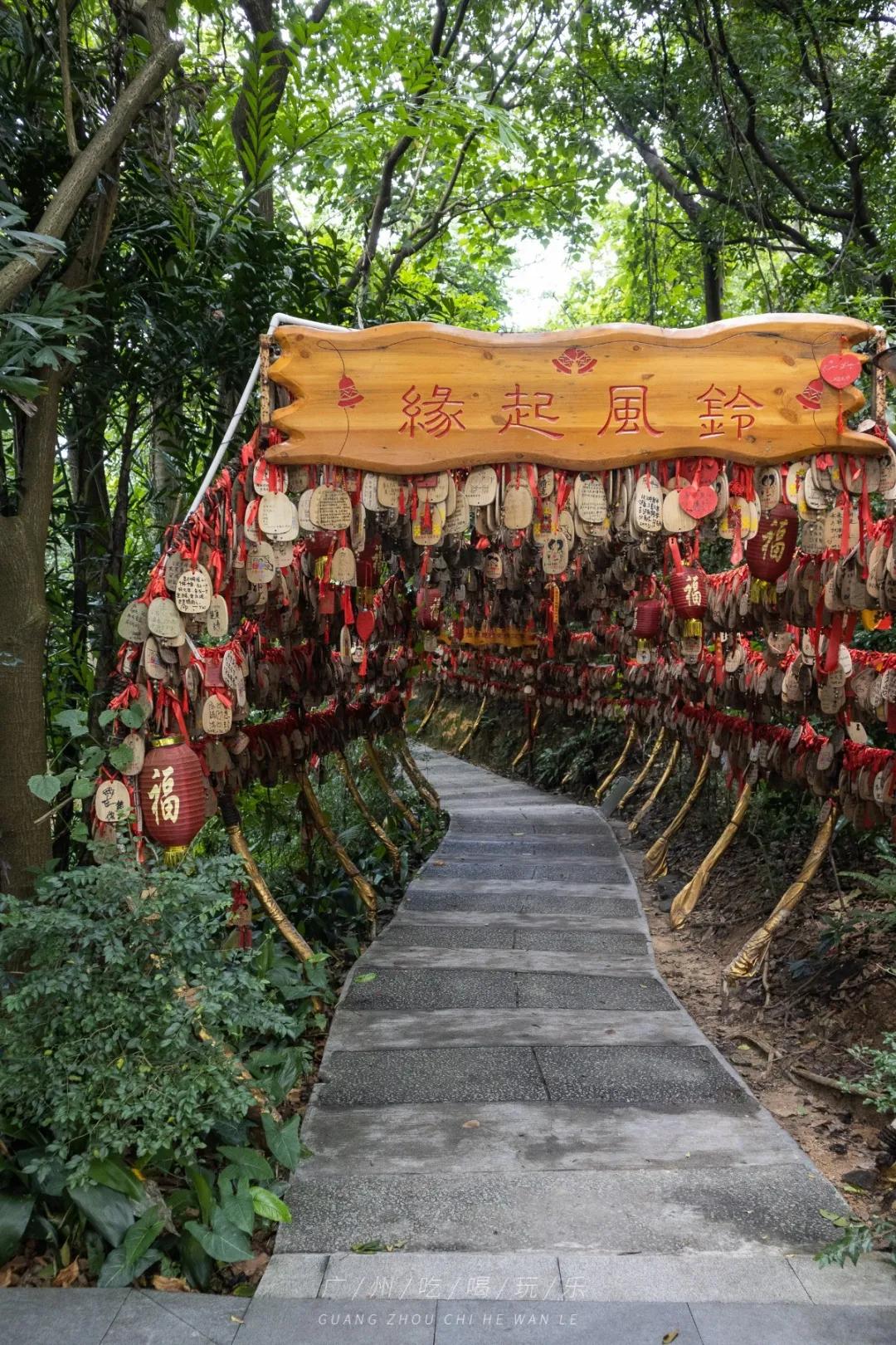 除了登高观景,摩星岭还有「很出圈」的打卡点:心愿长廊和锁爱台.