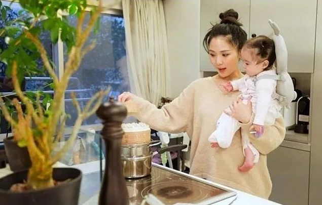 为什么小婴儿“偏爱”竖抱？孩子磨人举动的背后，是变聪明的信号