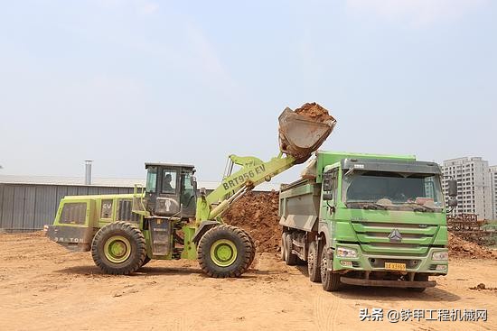 节能高效，每小时省70-80元，博雷顿BRT956EV电动装载机碾压油车