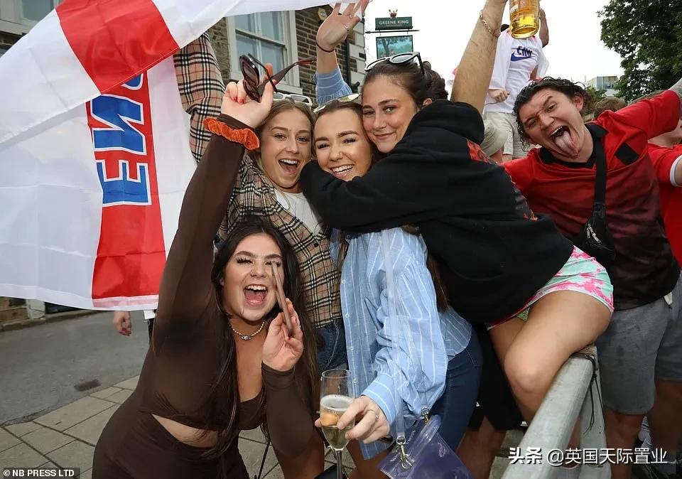 英格兰球迷泼啤酒世界杯(英格兰赢球了！来看看英国人那些画风清奇的庆祝方式（图）)