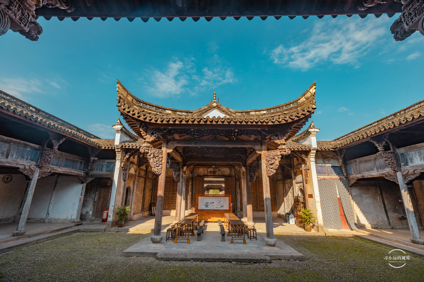 可以看到非常聚集,保存的也都很完整,一条河分开了现代建筑和古代民居