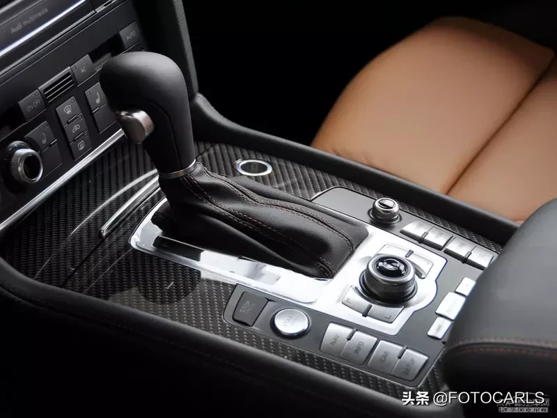 奥迪Q7 V12柴油版实拍,当年售价257万,这货能拖动一辆飞机