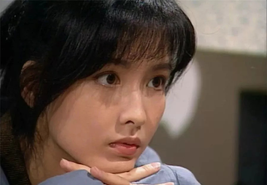 之后与倪震一直在加拿大生活,1998年周慧敏在演唱完歌曲后宣告退圈.