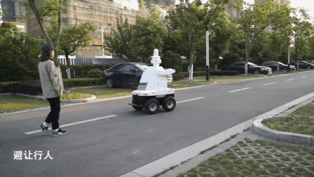 揭秘！这是你看过科技感MAX的高考场外“送考员”