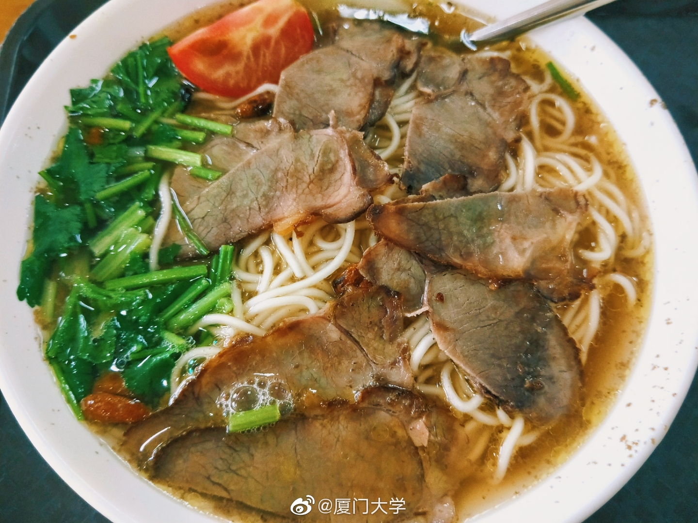 厦门大学食堂有多好？中式大厨做盘菜6元，米饭免费10年，值了