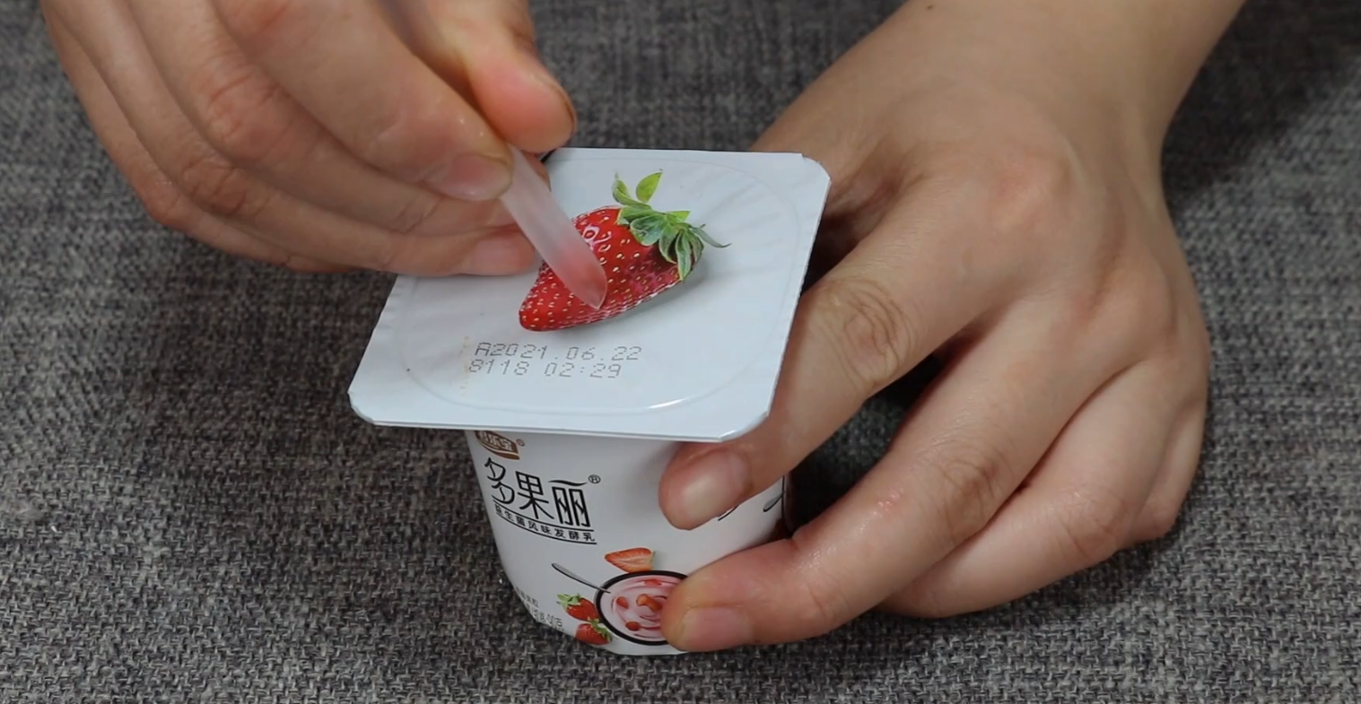 今天才知道,酸奶盖上有机关,喝前记得转一转,这方法太棒了