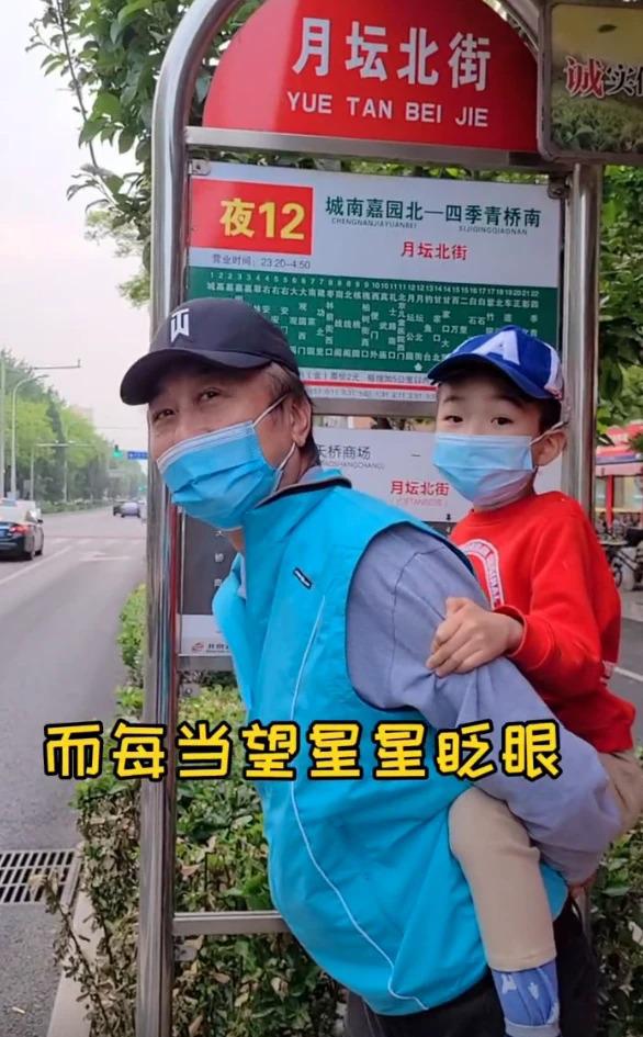 64岁冯巩：26岁娶初恋，携手38年，47岁被敲诈，儿子创业当老板