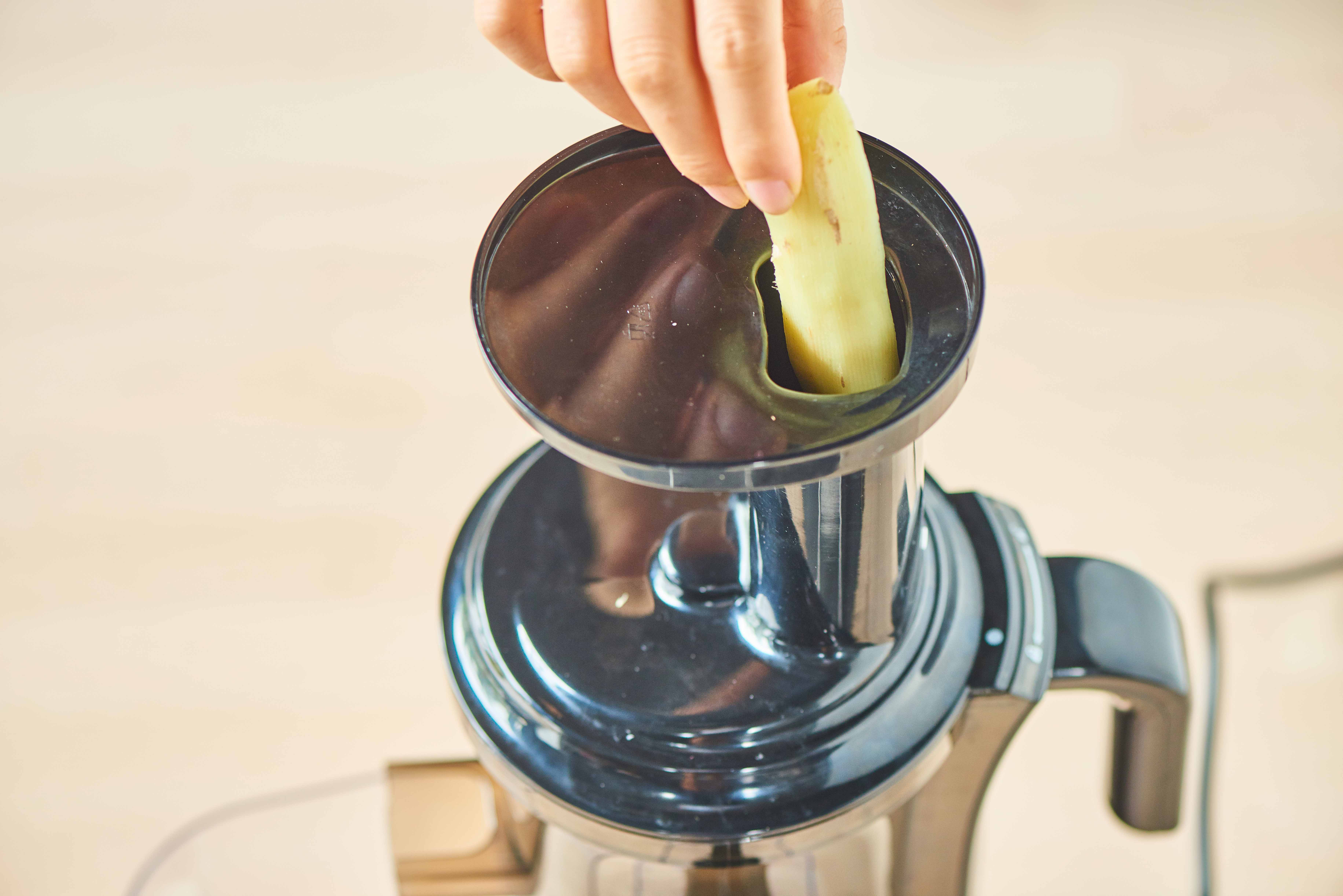 姜汁里会有白色黏黏的沉淀物,那就是能和牛奶蛋白质发生凝固反应的