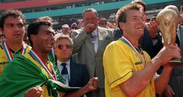 如何获得足球世界杯冠军（要金杯不要金牌？-聊聊世界杯“反超”奥运会足球的过程和历史）