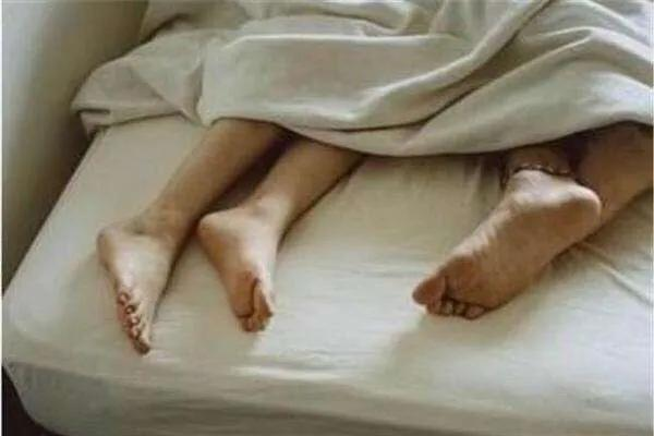 男女话题:如何看待大学生婚前性行为