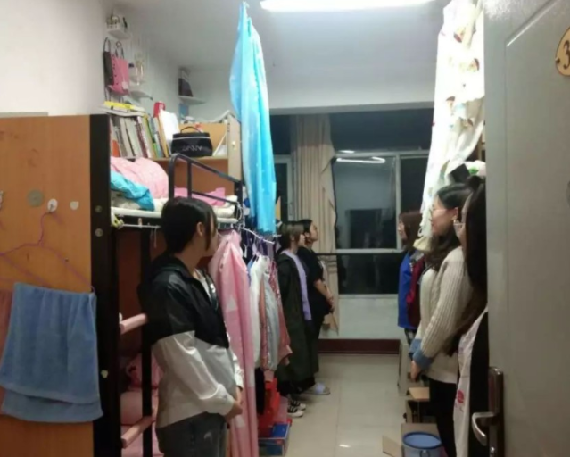 又一个“美玉学姐”，初中生寝室有零食，被学姐罚150个下蹲致残