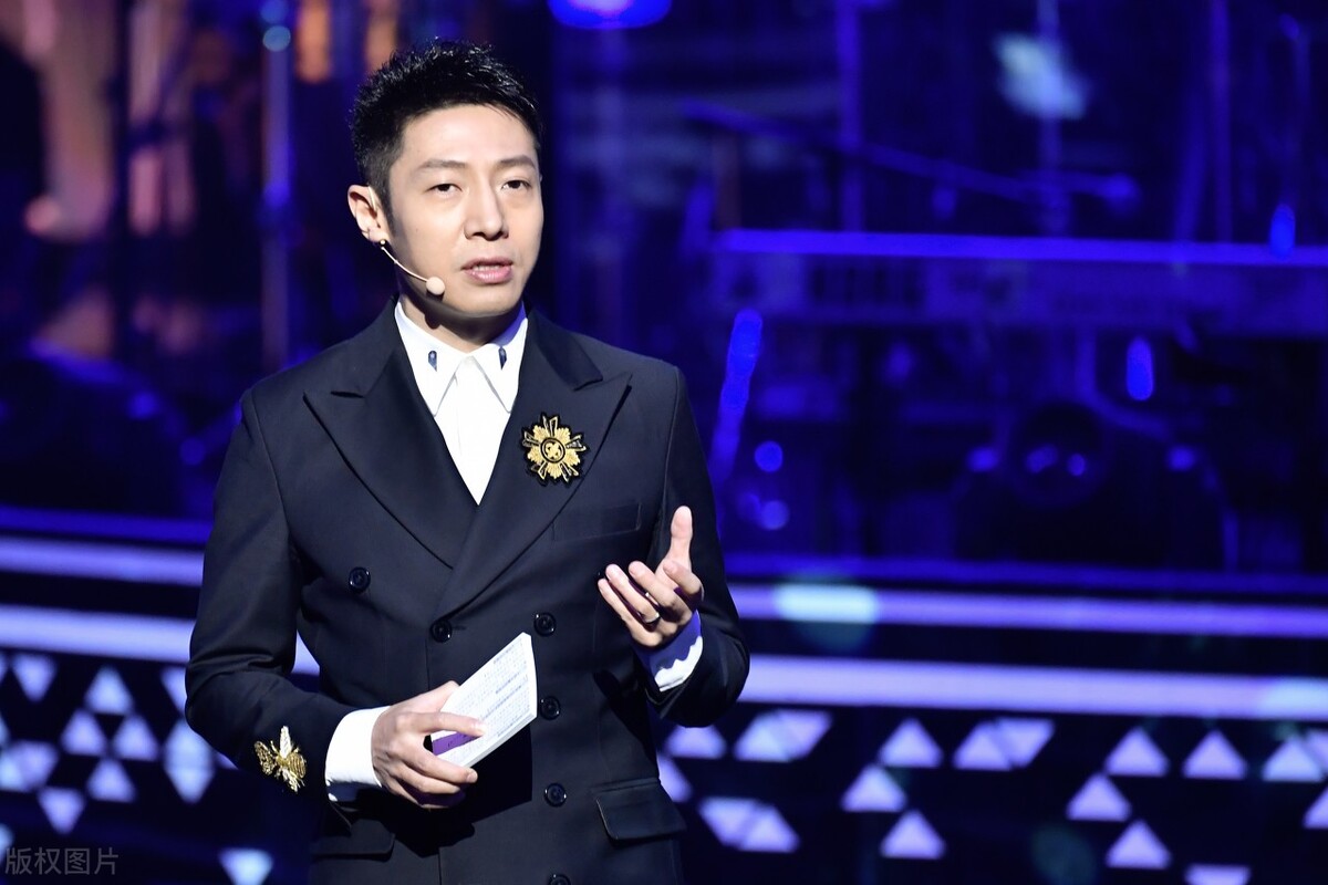 18岁保送北大，娶外国妻子生下龙凤胎，撒贝宁才是人生大赢家