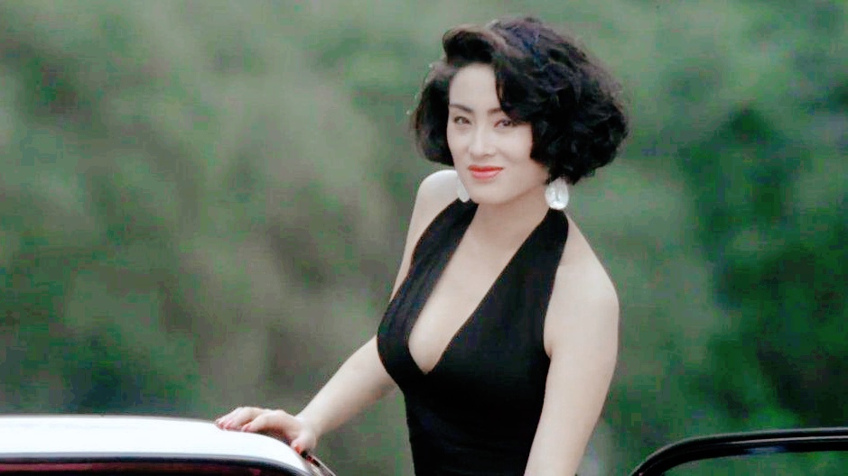 金牌班主任何敏(她参演了5部《逃学威龙》,戏份却越来越少,从女主逐渐