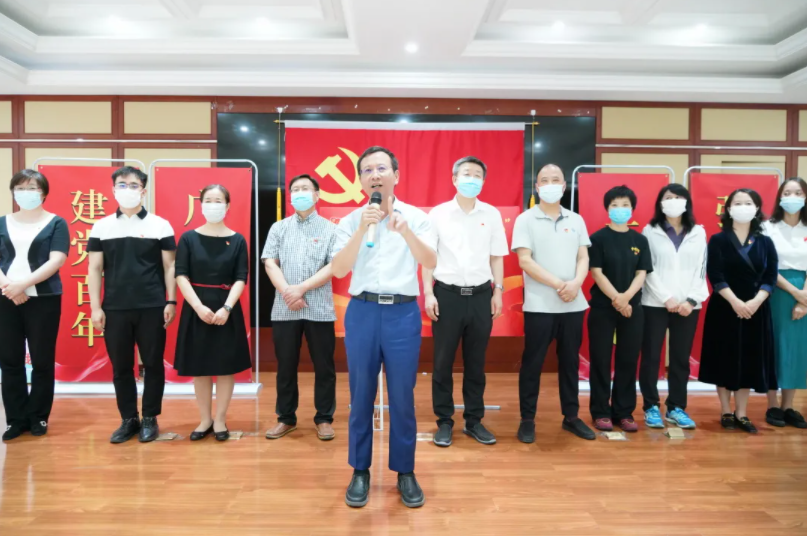 今天，这群大学生在天安门广场为党献上特别祝福！