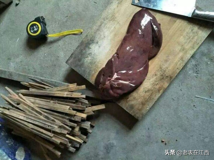 刀切或剪刀,剪成粒状,方便挂猪肝,钩入出钩尖,(避免虾河蟹吃猪肝)