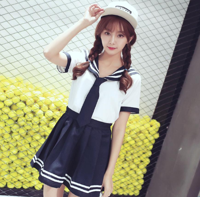 女生在学校脱内衣内裤（内衣颜色不对）