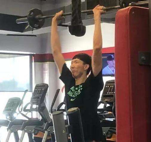 nba球員為什么用小啞鈴（老詹又擼鐵，啞鈴太大周琦迷你杠鈴躺槍，球迷：中鋒與后衛的差別）