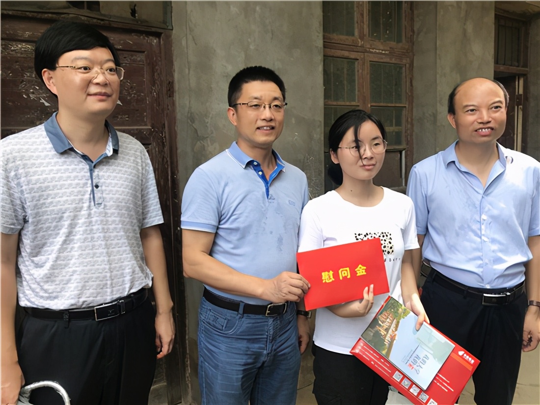 贫寒出孝子：农村女孩625分考上湖南大学，要带奶奶上大学