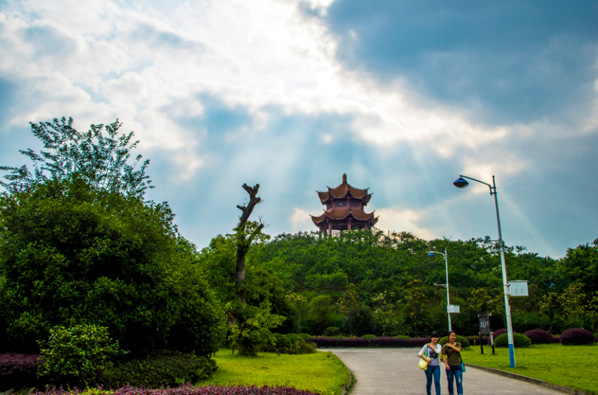 它是新中国最早成立的高等师范学校之一，坐落于重庆，综合实力跃升全国前200强！