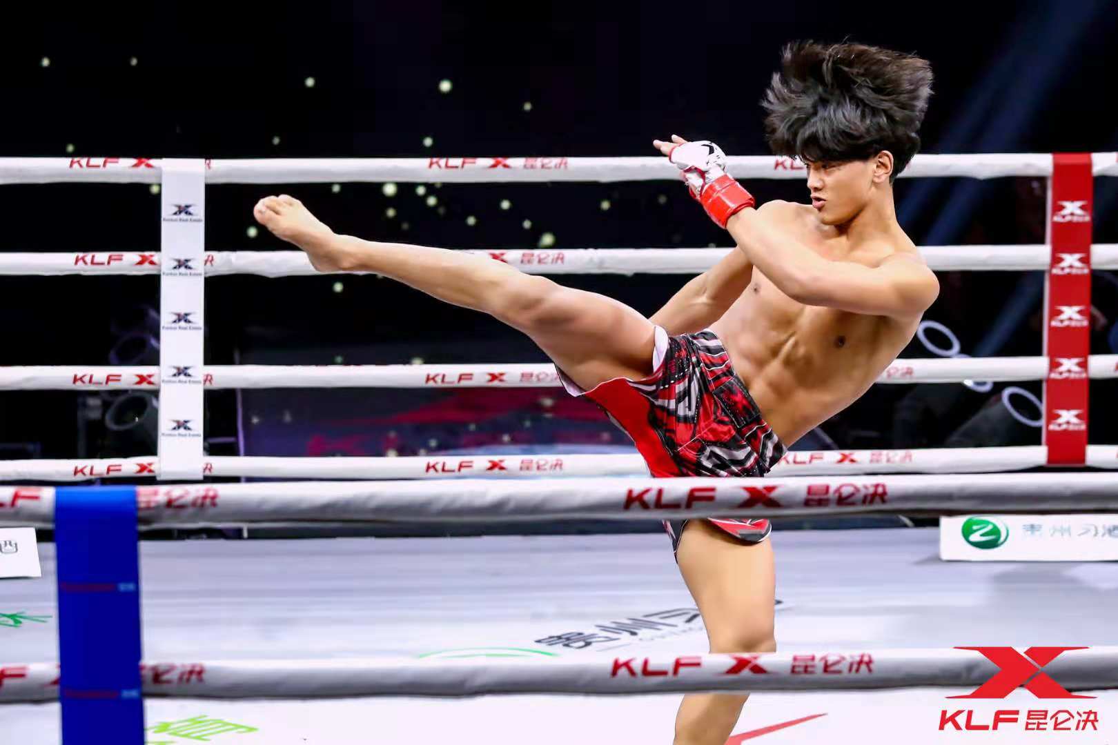 班玛夺基2020比赛（格斗王子班玛夺基上演罕见绝杀，地面摧肋重击一回合TKO巴西悍将）