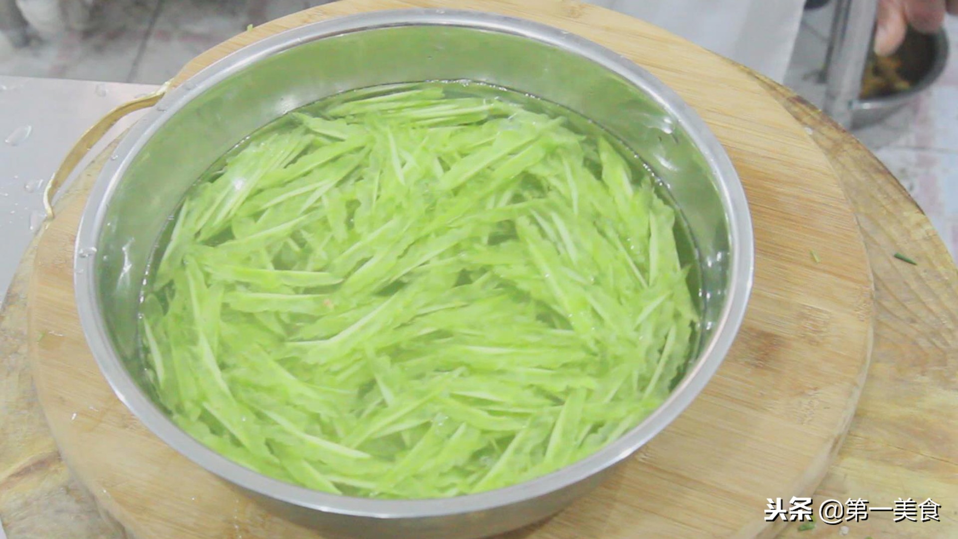 涼拌苦瓜怎麼做不苦竅門(飯店的苦瓜怎樣拌的清脆不苦色澤翠綠？廚師長分享一招，太實用了)