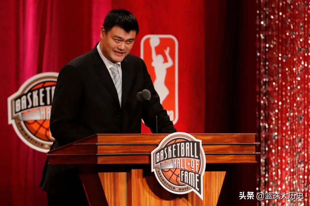 姚明为什么进入nba球员很少(​姚明生涯一大遗憾！第一年场均13 8，为什么没拿最佳新秀？)