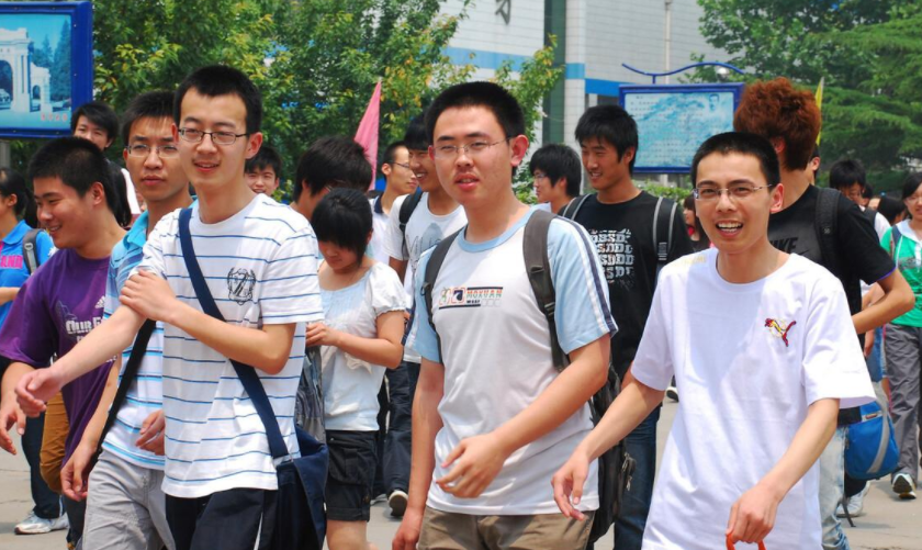 新高考“弊端”逐渐显现，选科成为大问题，物理化学政治并非良配