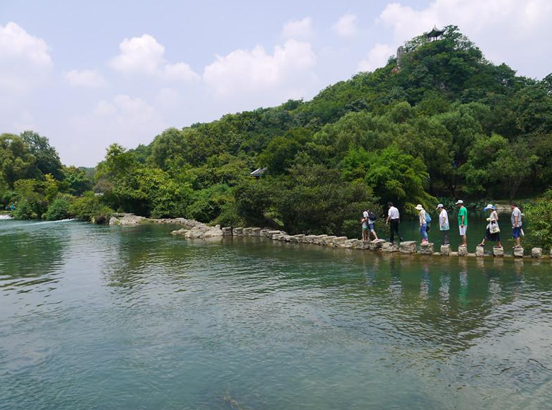 “春风入夜半含香，水下花溪映采光，”走进花溪开启一场浪漫之旅