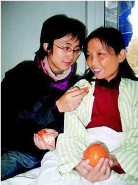 2005年，少年背母上学感动中国后，变性成女人，如今美到认不出