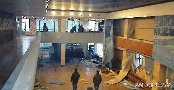 俄罗斯最大的人质劫持事件，普京双手掩面，人生第一次跪在神像前