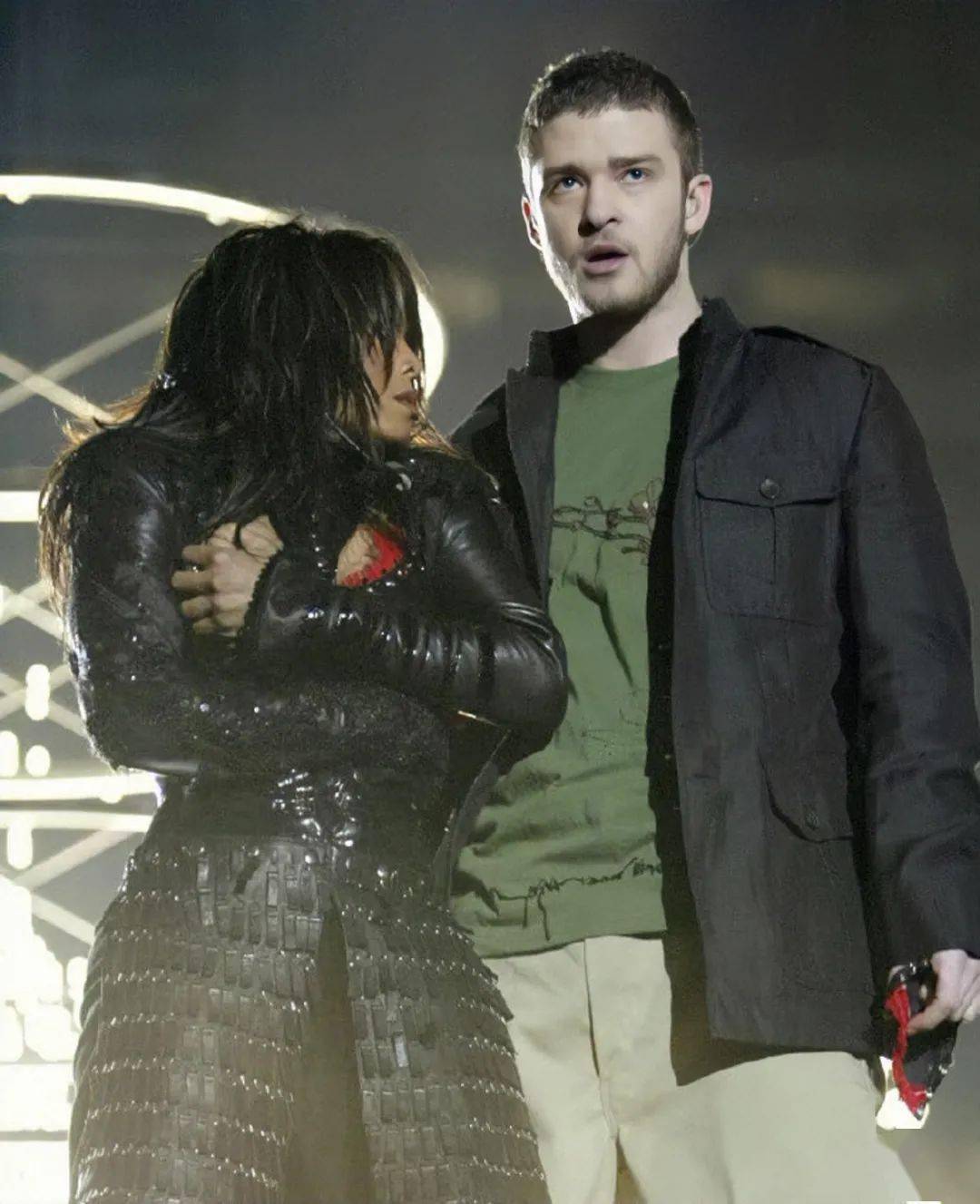 尽管珍妮方回应现场的演出是服装问题,并没有人刻意为之,但这件事依旧