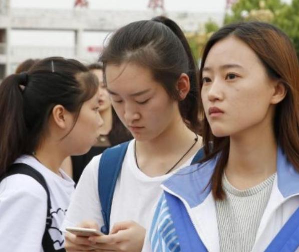 84岁大爷自学参加高考，估分630四处分享，网友：喝啥酒估出来的