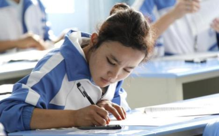 高考满分作文《酒》，全篇一个酒字没写，却有了让人沉醉的感觉