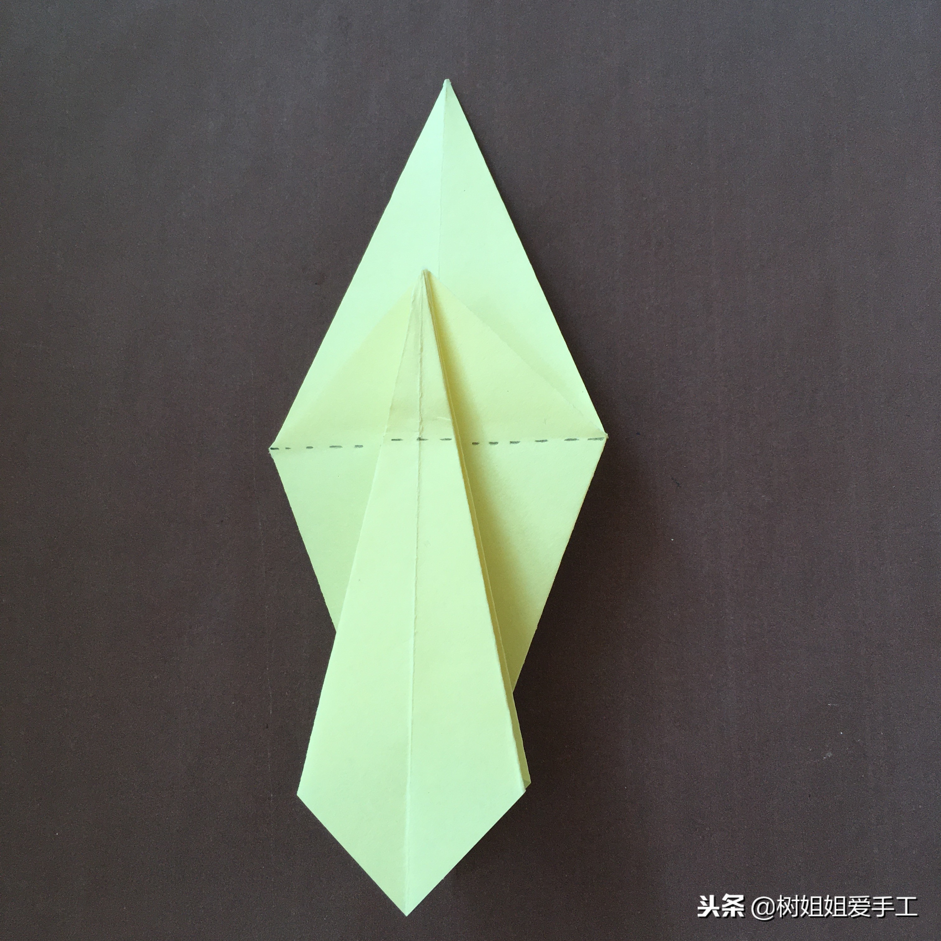 亲子手工：1张正方形折出开屏孔雀的方法