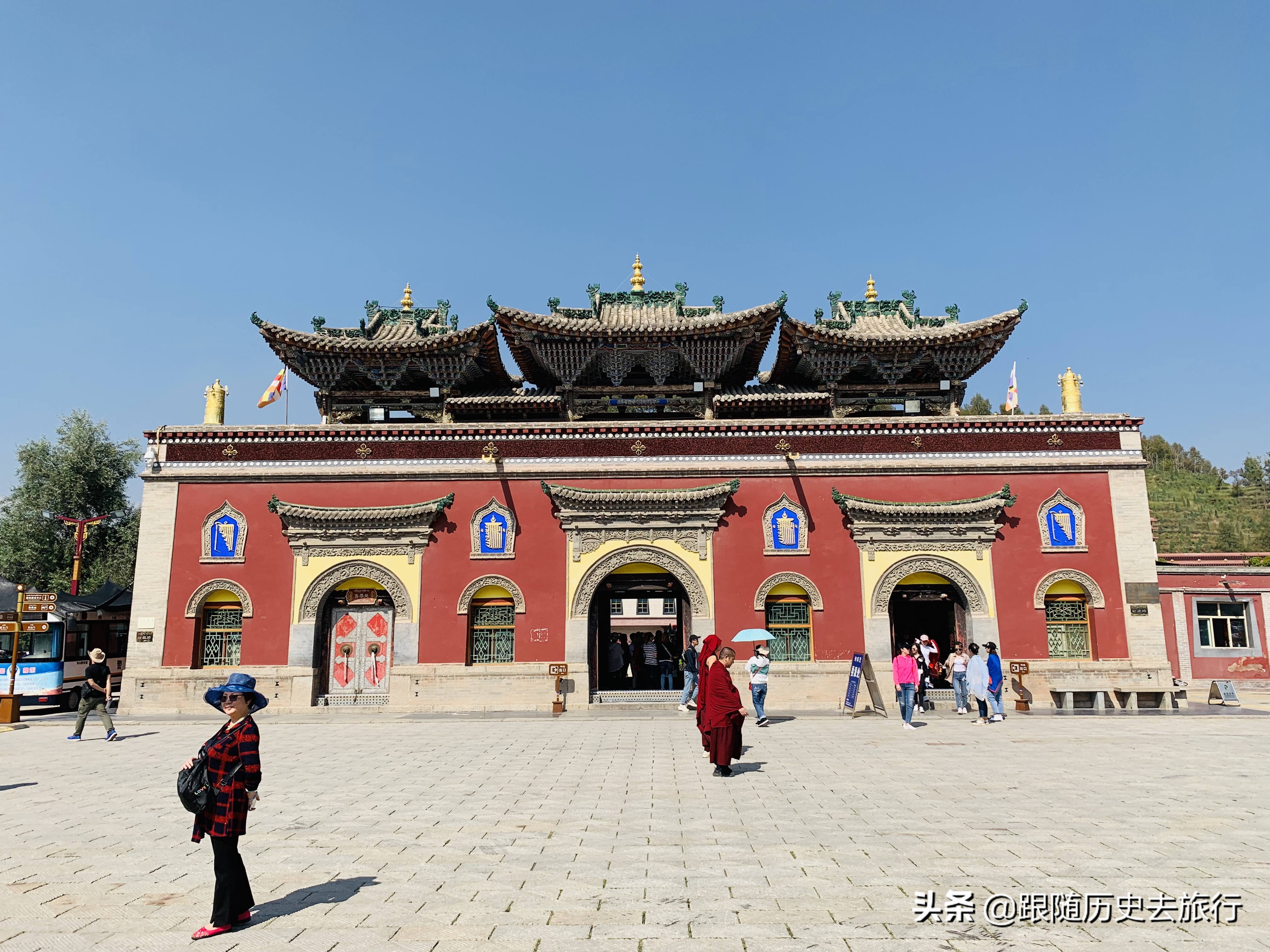 山门塔尔寺就位于西宁市的湟中县城,创建于明朝洪武十二年(1379年),是
