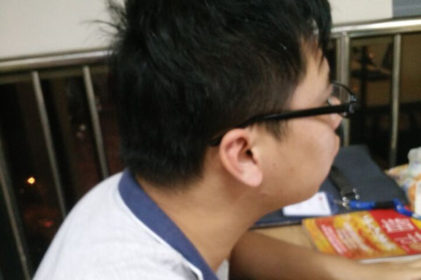 激光治療近視眼的危害（第一批用激光手術(shù)治近視的人，現(xiàn)在眼睛怎么樣了？有后遺癥嗎？）
