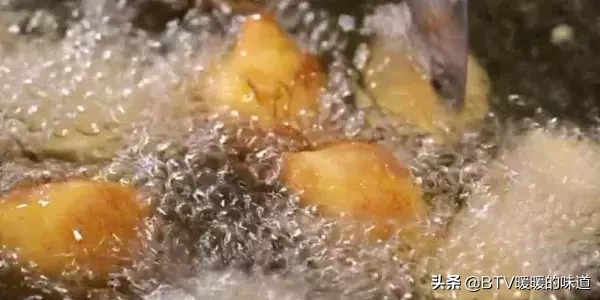 柿子做拔丝丸子，配料简单，味道可不简单！一招教你熬糖汁