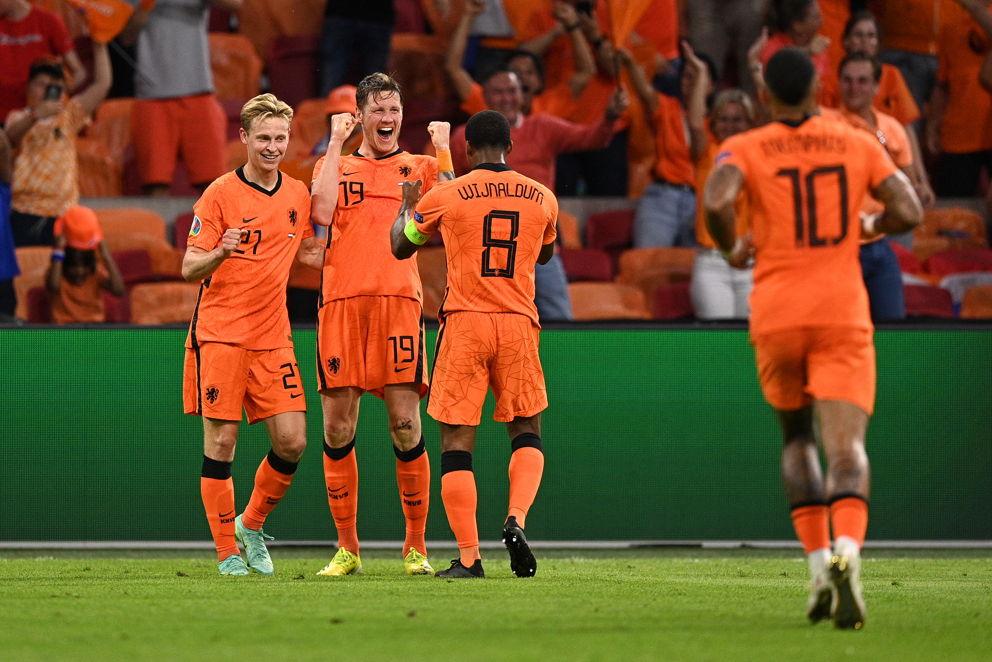 欧洲杯疯狂3-2！33分钟轰5球+第85分钟绝杀，荷兰今夜夺冠般狂欢