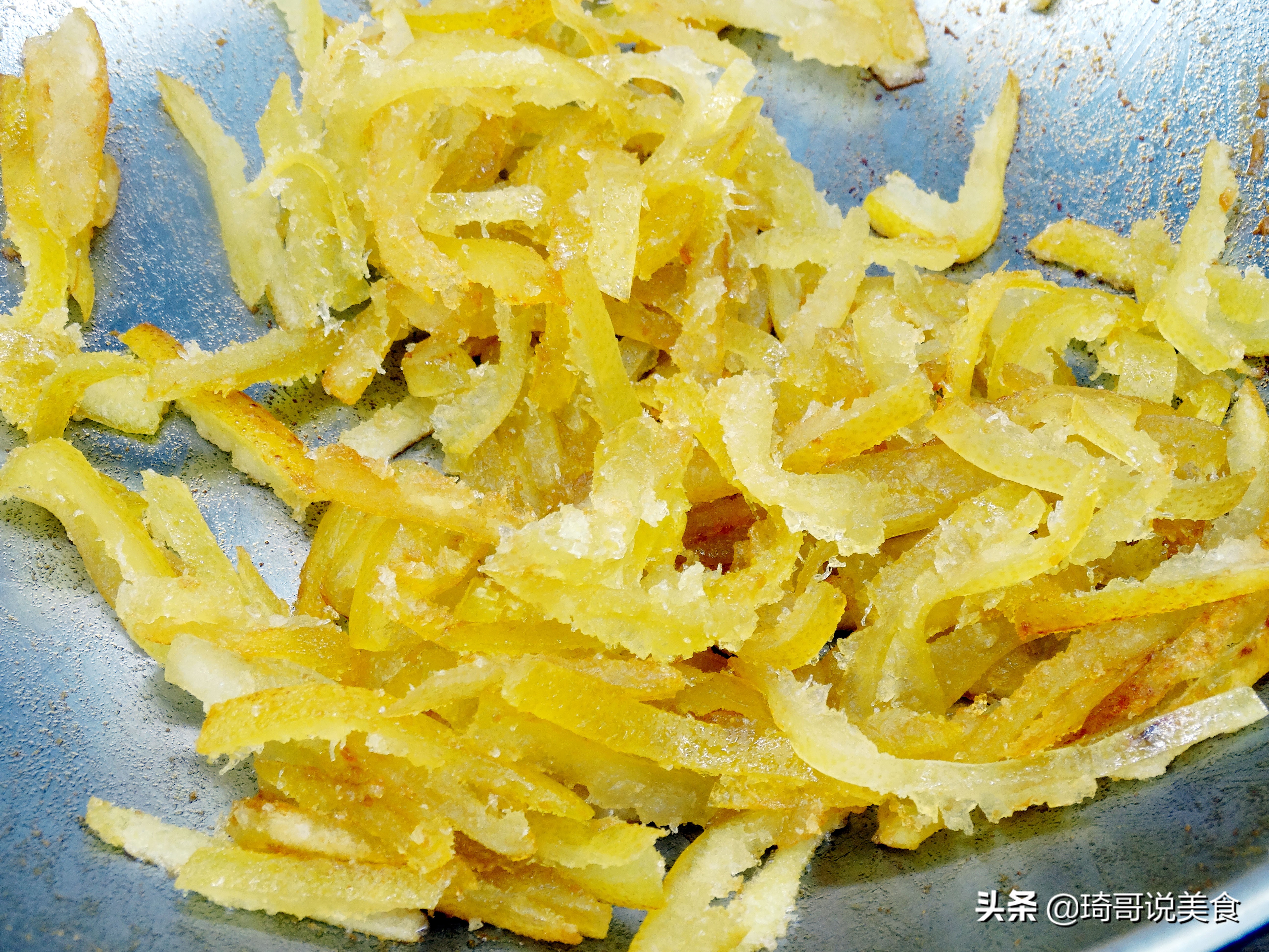 你家柚子皮都扔了吧，好浪费啊，告诉你一招，柚子皮转身成美味