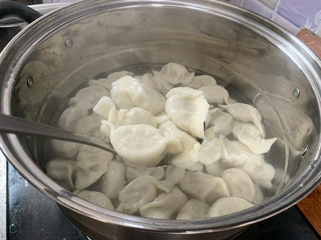 煮饺子用冷水还是热水煮多久 煮饺子一般需要几分钟