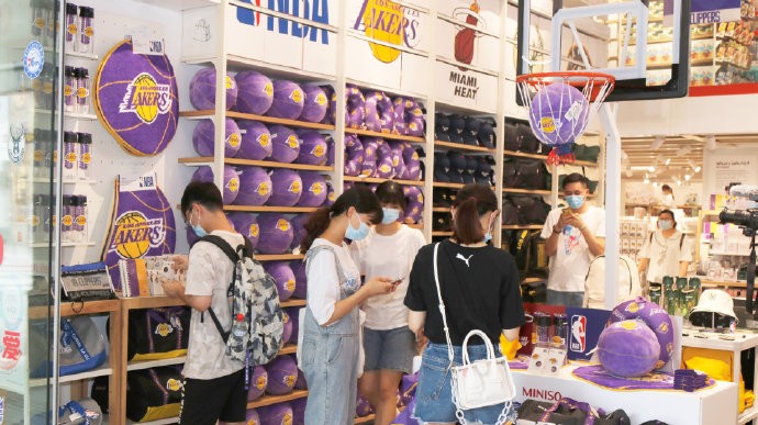 名创优品nba联名哪些地方有(湖人热火在列！名创优品与NBA战略合作，推出百款球队联名新品)