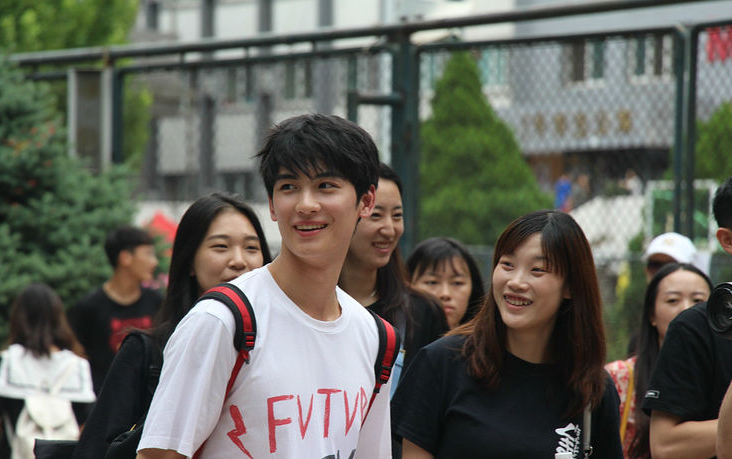 大学室友不肯均摊饮水机费用，我自掏腰包独自使用，却被同学孤立