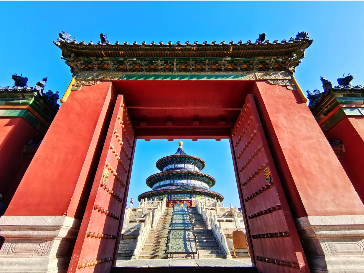 皇乾殿坐落在祈年殿以北,祈年墙环绕的矩形院落里,由三座琉璃门与祭坛