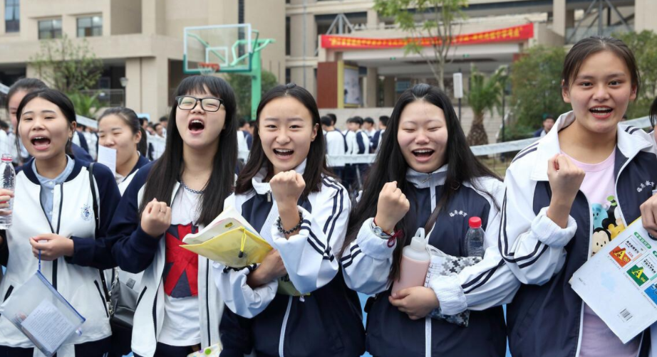 新高考“弊端”逐渐显现，选科成为大问题，物理化学政治并非良配