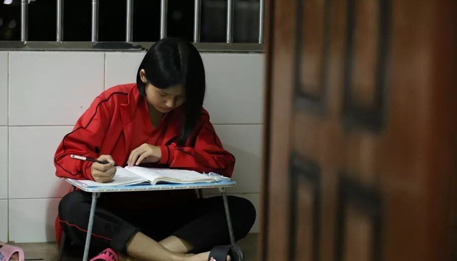 最后一课原型：一条破裤换来所学校，她让1800名女孩走出大山