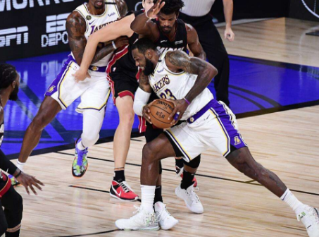 NBA中詹姆斯的螃蟹步怎么个说法(NBA巨星4大争议绝招：哈登的后撤步，詹姆斯的“螃蟹步”上篮)